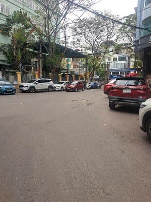 Cho thuê nhà nguyên căn phố Trần Quốc Hoàn, Dt 60m2 x 5 tầng 1 tum