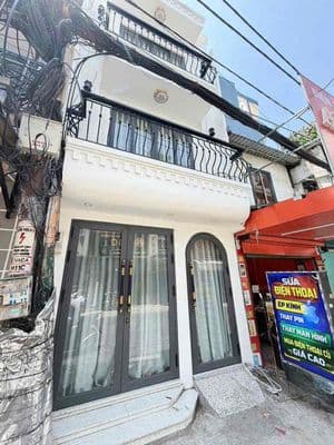 Nhà nhỏ xinh mặt tiền Văn Cao 2 lầu 2PN sẵn máy lạnh
