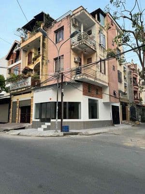 Mặt bằng tầng trệt lô góc, và phòng gác đúc lửng ở lại