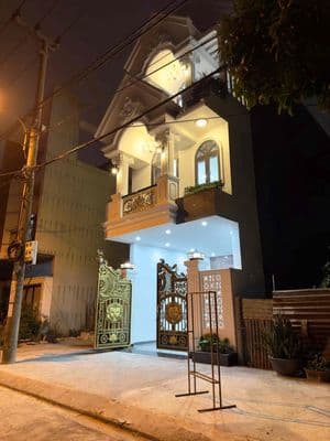 241 cho thuê nhà mặt tiền 7m5 hướng đông mát mẽ