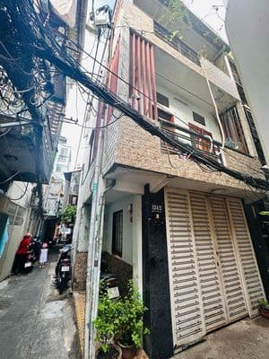Nhà Bán Q1 Nguyễn Văn Cừ 30m2 1 trệt 2 lầu BTCT cách mặt tiền vài căn