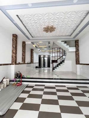 Nhà mới đẹp, 2 lầu sân thượng 4pn 4wc hẻm xe hơi