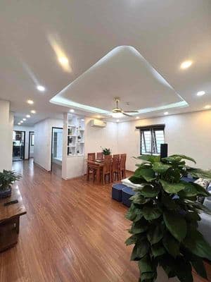 Căn hộ Hoàng Cầu, 74m2, 2PN, có slo oto, sổ đỏ, view hồ, thoáng sáng