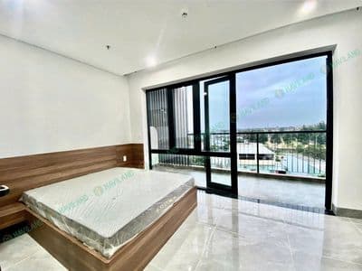 Căn hộ 1 phòng ngủ hiện đại, mới tinh với ban công rộng rãi
