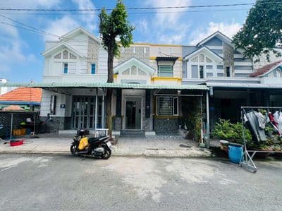Nhà mặt tiền đường Nhựa 12m, 5x13 sát Hóc Môn, kề bên công viên
