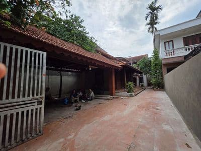 mua đất tặng nhà gỗ 3 gian