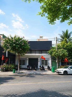 Mặt bằng kinh doanh ngang 10m vỉa hè rộng