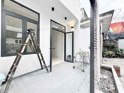 Nhà nguyên căn 100m2 2 phòng ngủ ngay ngã tư thủ đức