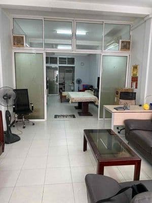 Cho thuê nhà mặt tiền Nguyễn Biểu, sầm uất, 4x18, có sân để xe