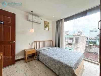Studio cửa sổ trời đầy đủ nội thất