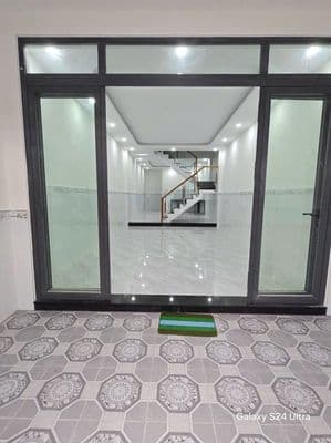 Cho thuê nhà đường tân hương 4 x 25 m đúc 1 lầu đẹp : 3 pn , 3 wc