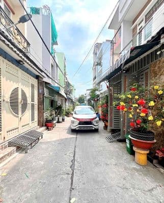 Ngay ngã tư bốn xã hẻm ô tô thông nhà 3 tầng 45m2 btct