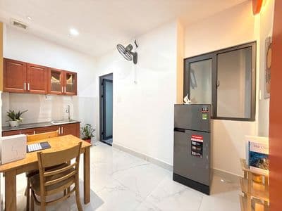 Căn hộ 1pn- 1pk full nt/ studio ban công máy giặt riêng- sân bay tsn