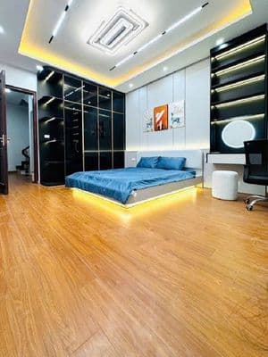 Cho thuê nhà Nguyễn Đình Hoàn, 40m2x5 tầng, full đồ.