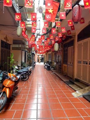 Cho thuê nhà 18 Ngô Tất Tố, Đống Đa, có thang máy