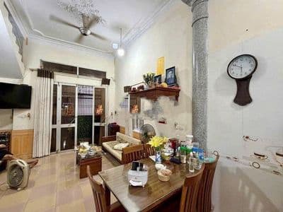 Cho thuê nhà 50m² x 3 tầng, 2PN, full đồ, Đường Láng, 15tr