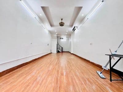 Cho thuê nhà 120 Dương Văn Bé, ô tô đỗ cửa, 15tr