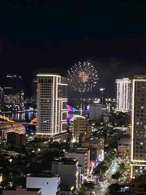 Cho thuê căn hộ view pháo hoa view phố nội thất xịn