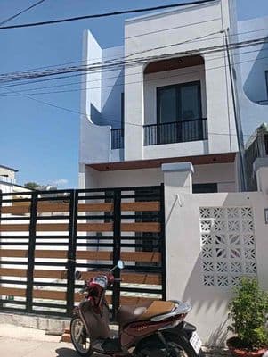Cho thuê gấp nhà 1 trệt 1 lầu mới tinh sân xe hơi sau chợ Tân Bình
