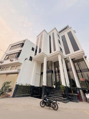 cho thuê 200m2 tầng 1 nhà mặt phố ngã 4 Nam An Khánh