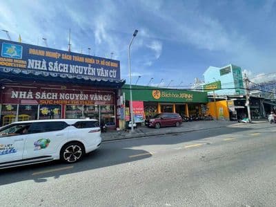 Mặt bằng nhà sách nguyễn văn cừ diện tích: 10,8 × 33m (≈356m