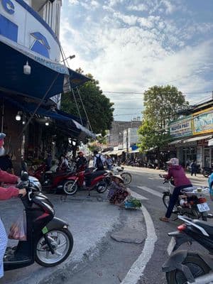 đất chính chủ gủi bán căn nhà 1 trệt 1 lầu ngay gần chợ