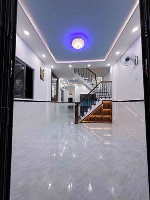 Bán nhà ngay sau trường trung cấp bách nghệ hóc môn. sổ hồng riêng