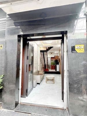 cho thuê nhà 2 tầng sau mặt tiền lê độ , nhà sạch sẽ chỉ dọn vào ở