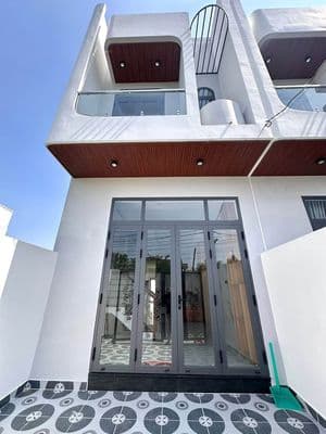 Nhà lầu 1 sẹc đường lớn cạnh đồng khởi gần công ty changshin