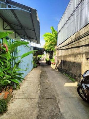 bán nhà gần hồ nước ngọt, gần chợ bông sen.