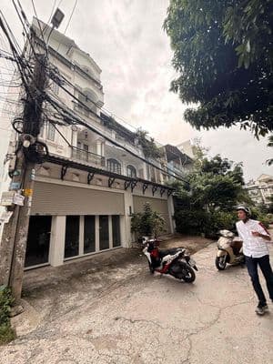 Nhà mới nguyên căn hoàng quốc việt q7