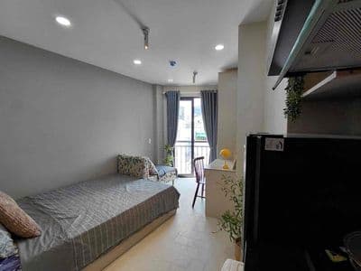 Sắp trống phòng ban công Nơ Trang Long Bình Thạnh có thang máy