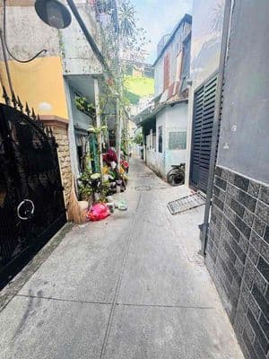 Bán nhà 3 tầng hẻm rộng thông thoáng đường bến vân đồn.