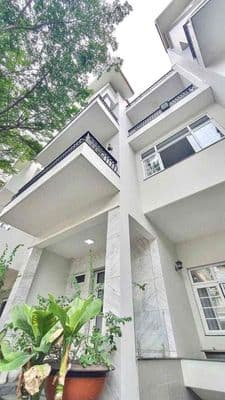 Biệt Thự 5PN Full Cửa Kính | Sân Vườn Rộng - Khu compound Vp+Ở