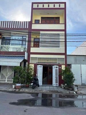 Nhà 3 tầng kiên cố. Dtxd 249 m2. đường Bầu Năng 7.