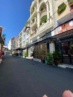 nhà cạnh sân bay 70 m2 3 tầng 6 tỷ xíu oto ngủ nhà