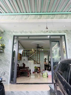 Nhà rộng ( sân xe hơi ) trệt lầu 3pn 2wc. đường xe tải