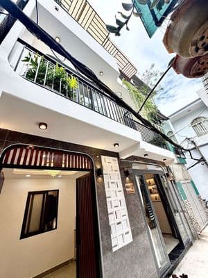nhà bán lê quang định 4 tầng, gần chợ siêu thị