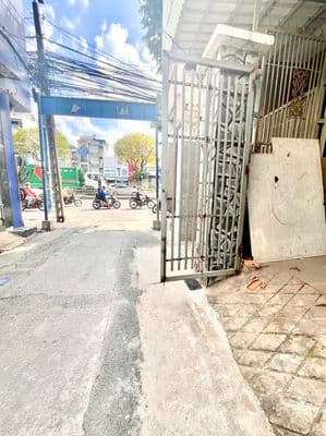Nhà nguyên căn Trường Chinh, sát mặt tiền, hẻm xe hơi, chỉ 5,5 triệu