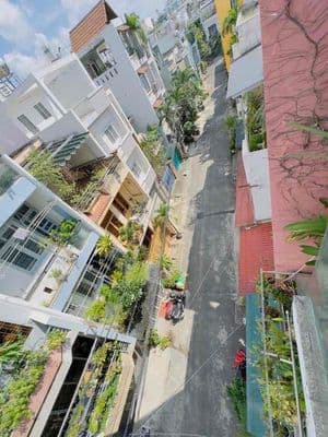 Nhà 60 m2 3 tầng 6 tỷ oto thông 6 m gần sân bay , big c