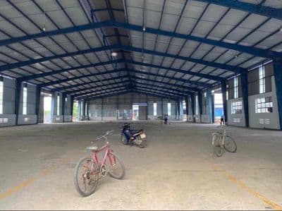 Mặt tiền kho xưởng ( 1.500m2 ) đườg container