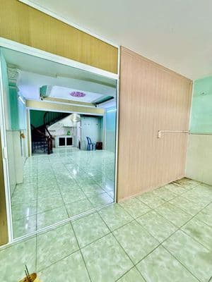 Nhà thuê đường 8m LẠC LONG QUÂN 3 tầng, vị trí đẹp ở và kinh doanh