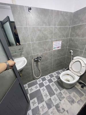 Nhà 1 trệt 1 lầu + ở và kd đều được sân vườn đậu oto