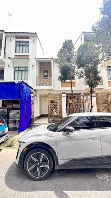 Cho thuê nhà lầu 3 p ngủ có nội thất máy lạnh ngay kdc nam long