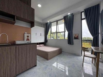 Studio ban công full nội thất, nhà mới keng gần vòng xoay dân chủ