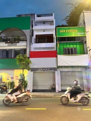 Nhà mặt tiền ngang 5m + nở hậu ngay ngã 6 cộng hoà quận 1