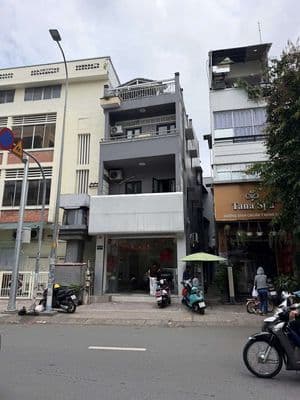 Nhà nở hậu mặt tiền nguyễn đình chiểu, có lề đậu xe