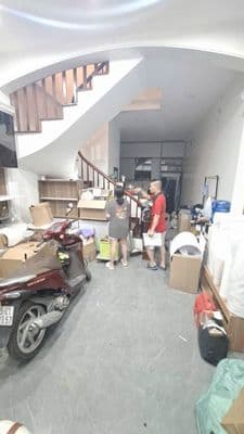 Cho thuê nhà Tôn Thất Tùng, Đống Đa, 50m2 x 5 tầng, ô tô đỗ cửa