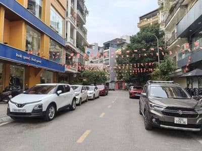 Nhà 52m2 5T Nguyễn Văn Cừ, Long Biên, Nội thất đẹp