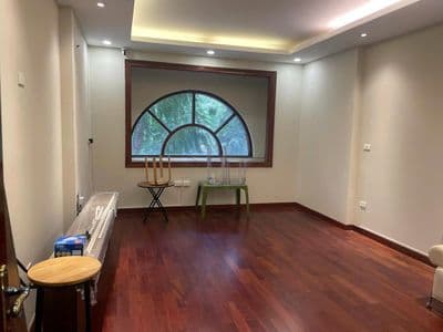 Cho thuê nhà 6 tầng mặt phố Trần Quốc Hoàn, Cầu Giấy
